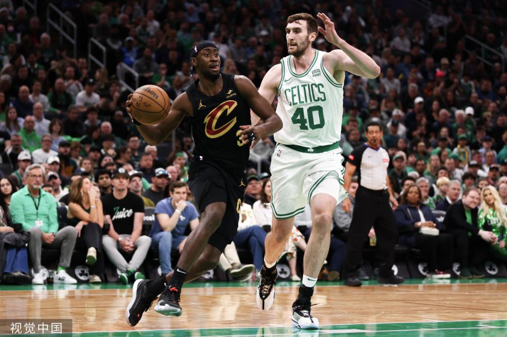 郑钦文接过 郑钦文接过