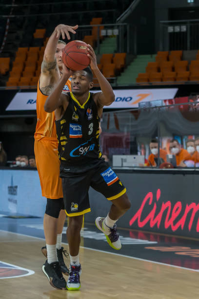 队则在上届 队则在上届